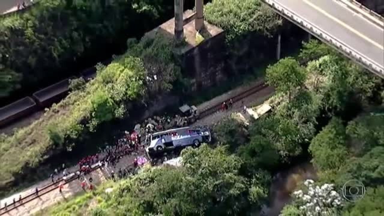 Fallecen 16 personas tras caer un autobús desde un viaducto en Brasil