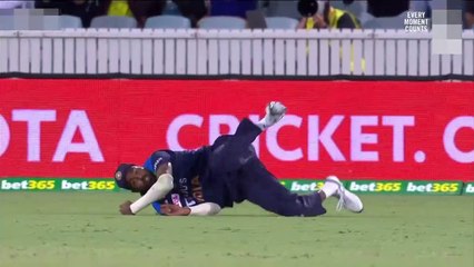 What A Catch: खुद की परवाह किए बिना लिया खतरनाक कैच