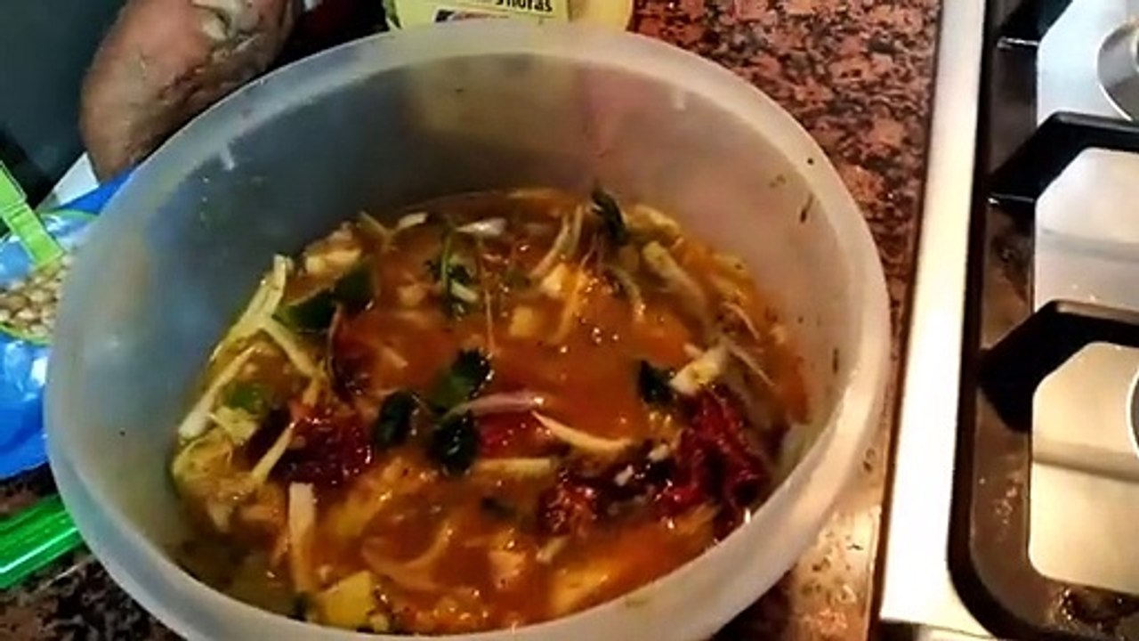 Alitas adobadas en salsa.