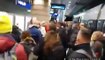 En Leipzig, Alemania, una multitud sale del metro protestando sin mascarillas, sin distancias y cantando 'Atemlos durch die Nacht' de Helene Fischer a modo de himno (esta es la letra)