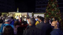 إضاءة شجرة الميلاد في منطقة الأشرفية في بيروت المتضررة بشدة إثر انفجار المرفأ