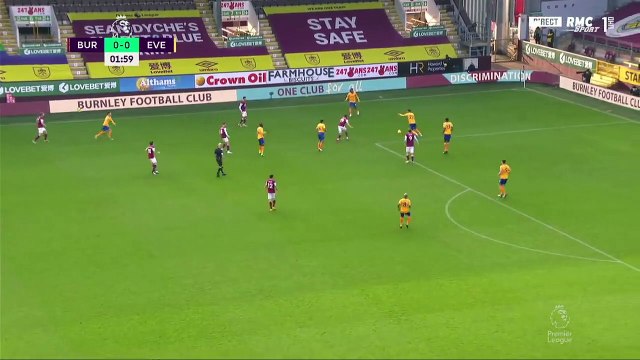 Siêu phẩm từ ngoài vòng cấm của Robbie Brady trước Everton