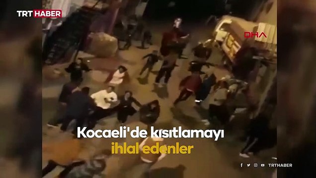 Kısıtlamayı ihlal eden kalabalık grup polisi görünce dağıldı