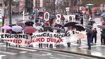 Cientos de pensionistas vascos salen a manifestarse pese al mal tiempo y el Covid