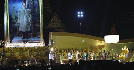 ในหลวง - พระราชินี ทรงเป็นประธานจุดเทียนน้อมรำลึก รัชกาลที่ 9 (ประมวลภาพ)
