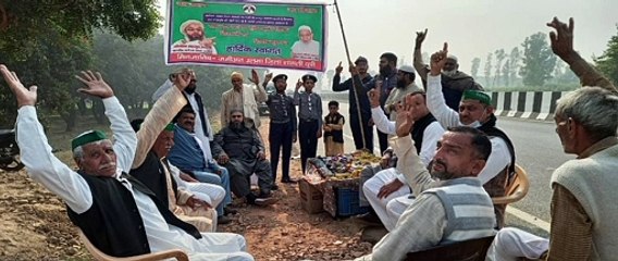 दिल्ली धरने पर जा रहे किसानों को जमीयत ने किए फल वितरित