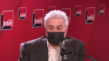 Le jeu d'échec avec une joueuse professionnelle et le président de la fédération française