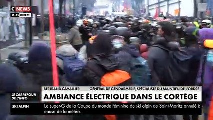 Download Video: Loi Sécurité Globale - Plusieurs voitures brûlées, barricades en feu, magasins saccagés... Le chaos au coeur de la manifestation parisienne le samedi 5 décembre