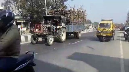 आर टी ओ विभाग के नाक के नीचे निकली जा रही गन्ने व बालू से ट्रक ओवर लोङिंग ट्रॉलियां