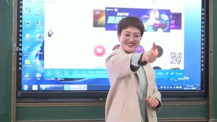 Una profesora en China motiva a sus alumnos con un baile inspirado en el galope del caballo