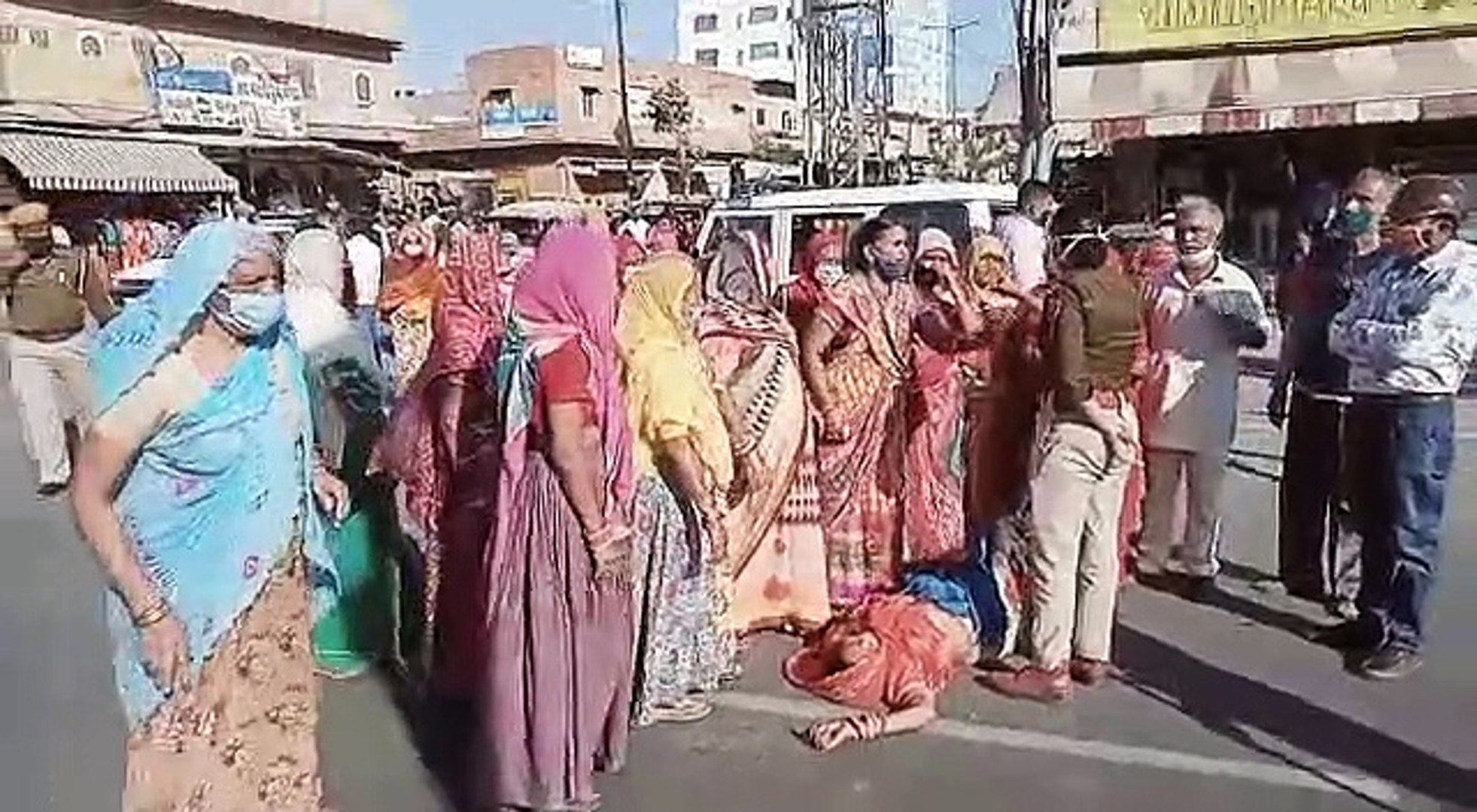 ⁣लापता युवक का पता नहीं लगा तो परिजन ने रास्ता रोका