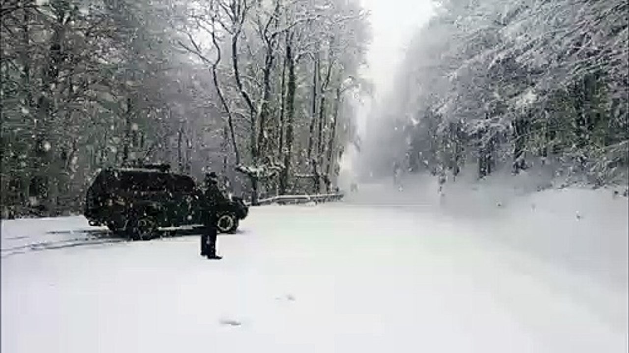 Agentes de la Guardia Civil vigilan carreteras nevadas de Navarra
