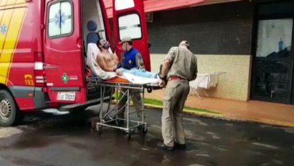 Motociclista sofre queda dentro de estacionamento de supermercado e é socorrido pelo Siate