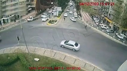 Ambulansa yol açmak için trafik akışını kesen otobüs şöförü.
