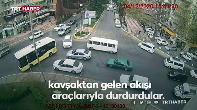 Halk otobüsü şoförü ambulans için yolu kapattı