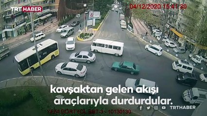 Halk otobüsü şoförü ambulans için yolu kapattı