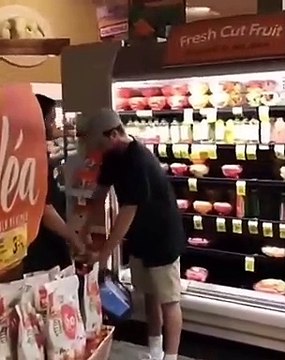 Il pensait vraiment pouvoir voler tout cet alcool au supermarché ! Raté