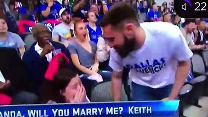 Il se retrouve au milieu d'une demande en mariage et sa réaction est mythique