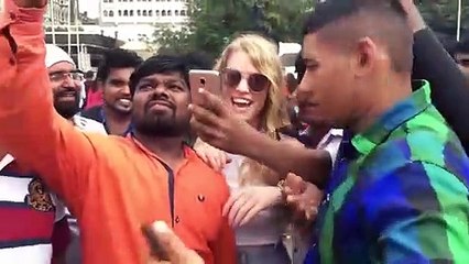 En Inde ils ne voient pas souvent de femmes blondes