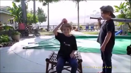 Laisser une batte de baseball à ses enfants ! Mauvaise idée