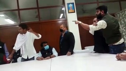 कुलपति के सामने ही आपस में उलझे छात्र नेता