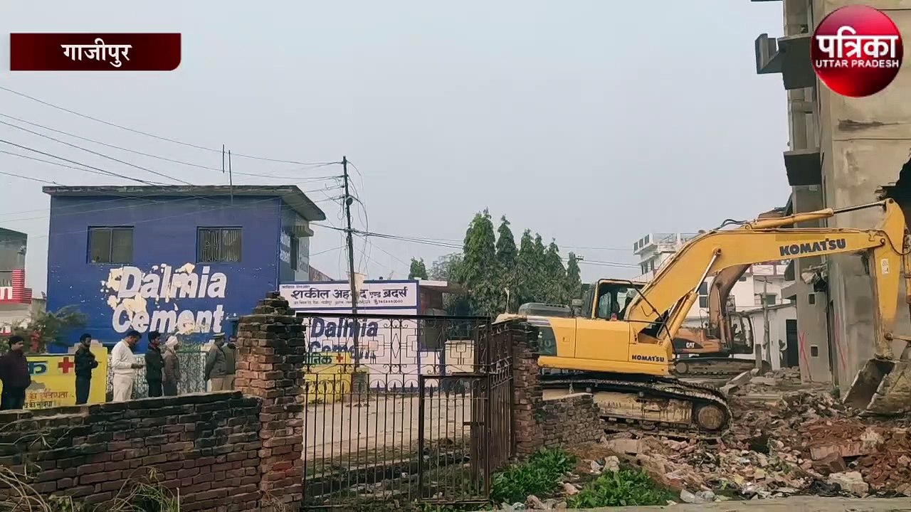 मुख्तार अंसारी के करीबी प्रॉपर्टी डीलर के बिल्डिंग पर चला प्रशासन का बुल्डोजर