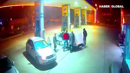 Akaryakıt istasyonunda alev alan araç kamerada