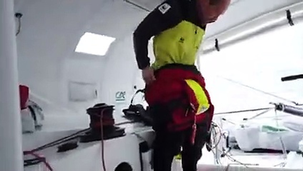 Le transfert de Kevin Escoffier à la  frégate de la marine depuis le bateau de Jean le Cam