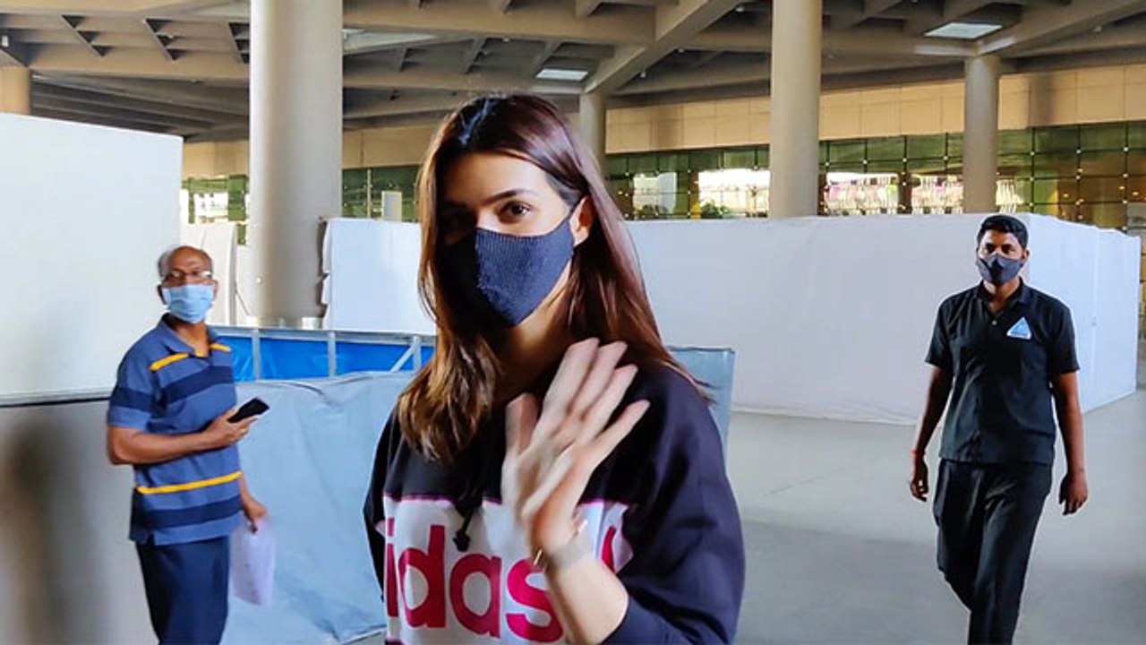 Kriti Sanon ने एयरपोर्ट पर मीडिया को देख दिया ये रिएक्शन ; Watch video | FilmiBeat