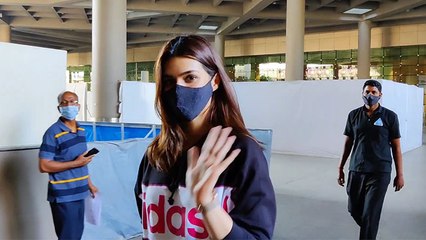 Kriti Sanon ने एयरपोर्ट पर मीडिया को देख दिया ये रिएक्शन ; Watch video | FilmiBeat