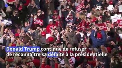 Devant ses partisans, Trump s'accroche encore à une victoire illusoire