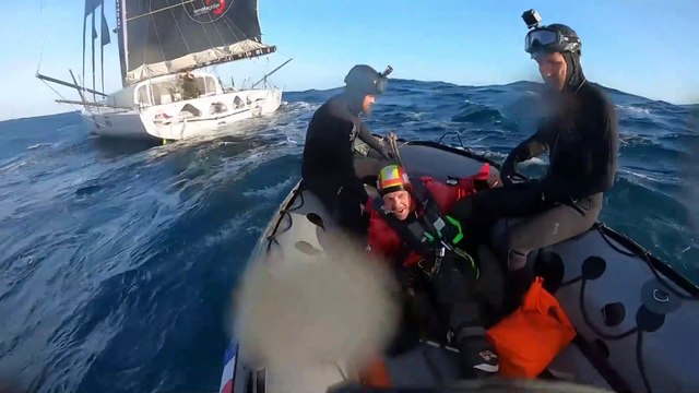 Vendée Globe 2020/2021: Transfert Kevin Escoffier (PRB) de Yes We Cam! vers Nivôse (Frégate...