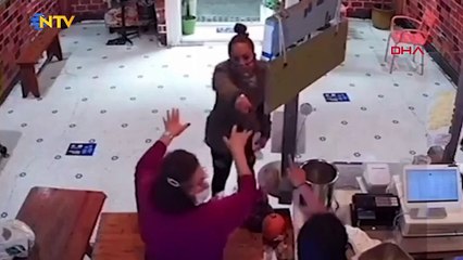 Torununa şişe fırlatan müşteriyi masayla durdurdu