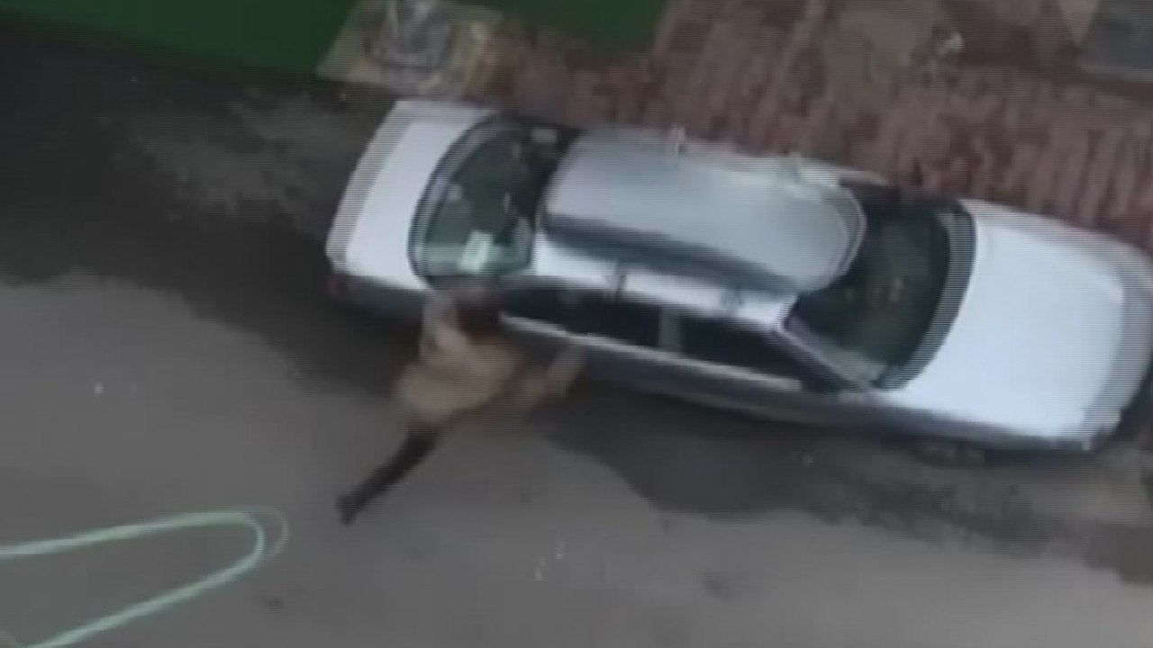 Eski kız arkadaşının evlenip hamile kaldığını görünce yoldaki otomobillerin camını kırdı