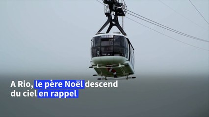Un Père Noël descend du téléphérique de Rio en rappel