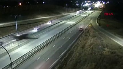 Tek motorlu uçak, akan trafikte otoyola böyle iniş yaptı!