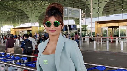 Urvashi Rautela ने एयरपोर्ट पर मीडिया को दिए पोज़ ; Watch video | FilmiBeat