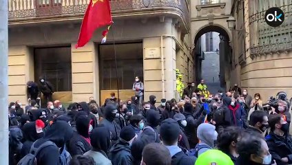 Abascal en Barcelona frente a los violentos CDR: "El mayor enemigo de la Constitución es el Gobierno"
