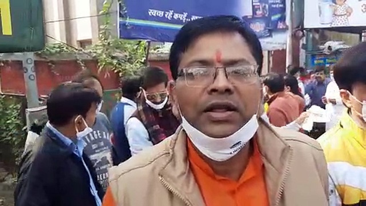अखिल भारतीय ब्राह्मण एकता परिषद कानपुर ने मरियमपुर अस्पताल चौराहे पर मास्क वितरित किया
