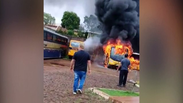 Ônibus escolares são consumidos por incêndio em Campo Bonito