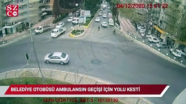 Belediye otobüsü ambulansın geçişi için kavşakta yolu kesti