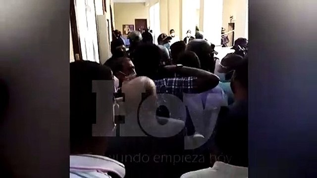 Se produjo incidente entre reporteros y seguridad donde conocen audiencia a exfuncionarios