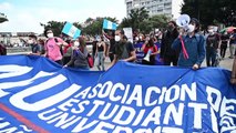 Cientos de guatemaltecos piden renuncia del presidente por tercera jornada consecutiva