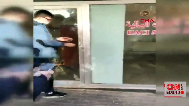 Dükkanda mahsur kalan kediyi polis kurtardı | Video