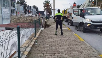 İstinat duvarı yıkıldı, otopark çöktü