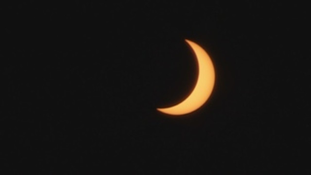 Decenas de argentinos salen a observar el eclipse de Sol pese a restricciones por covid