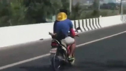 Il fait un tour de moto avec son poulet comme passager