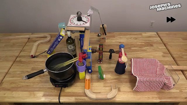 Passe-moi le poivre... Machine Rube Goldberg de table