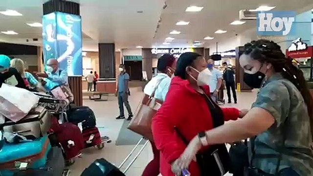 Llegada de dominicanos del exterior al Aila; toman temperatura no higienizan las manos