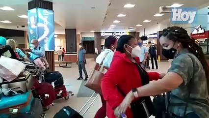 Llegada de dominicanos del exterior al Aila; toman temperatura no higienizan las manos